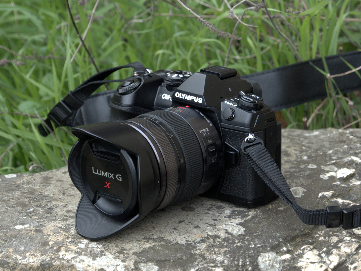 olympus-12-100-f-4-et-e-m1-ii-l-imparable-naus-e-filmer-avec-un