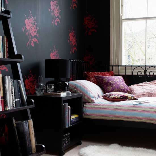 6-black-modern-bedroom-ideas-Bedroom-with-black-wallpaper