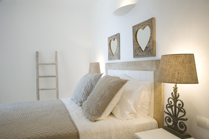 greek-honeymoon-bedroom