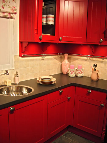 Compact_kitchen_red_painted_corner_solution