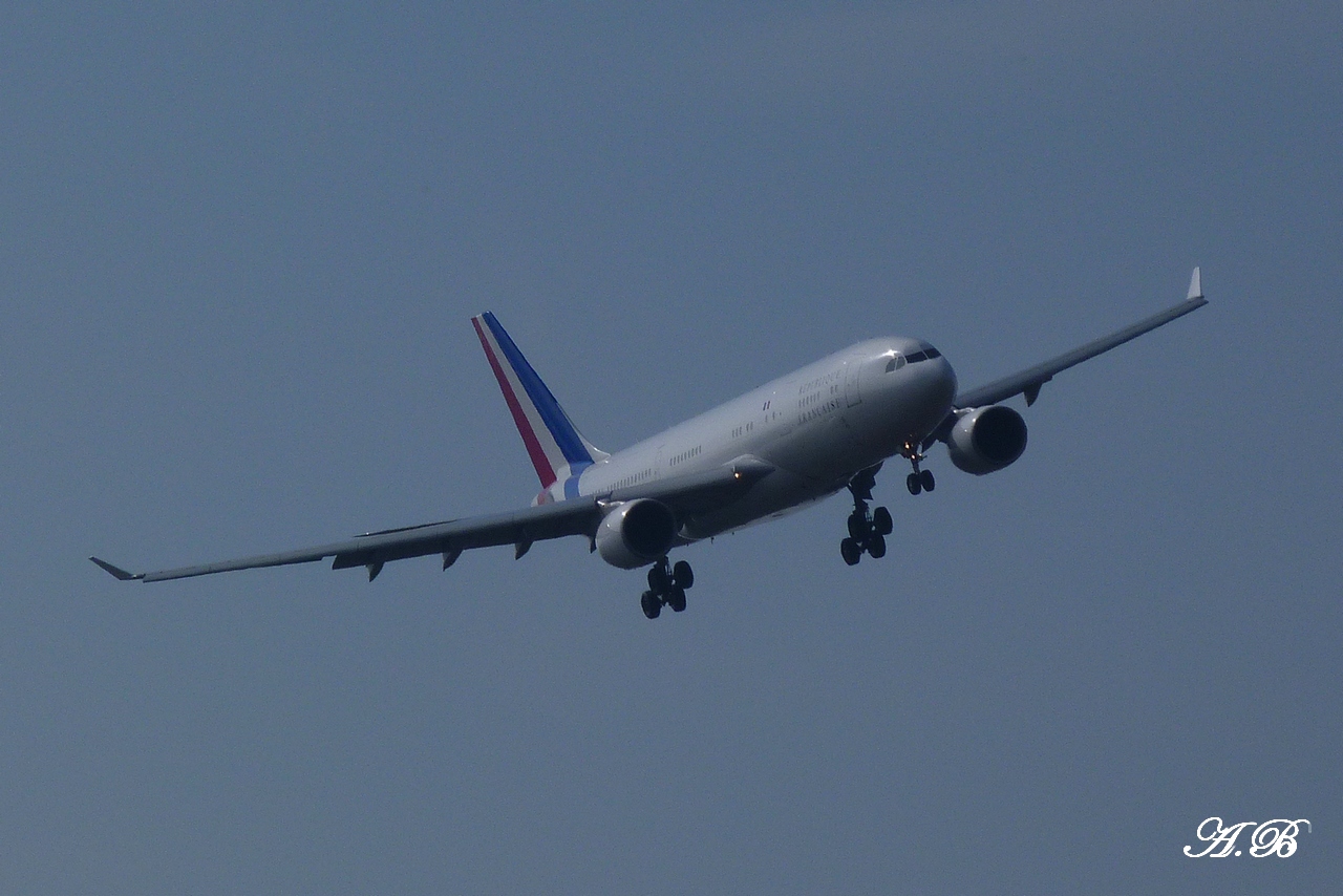 Spotting du 27/02/2012: Airbus A330-200 (F-RARF) "République Française"  1202270913461438369502670