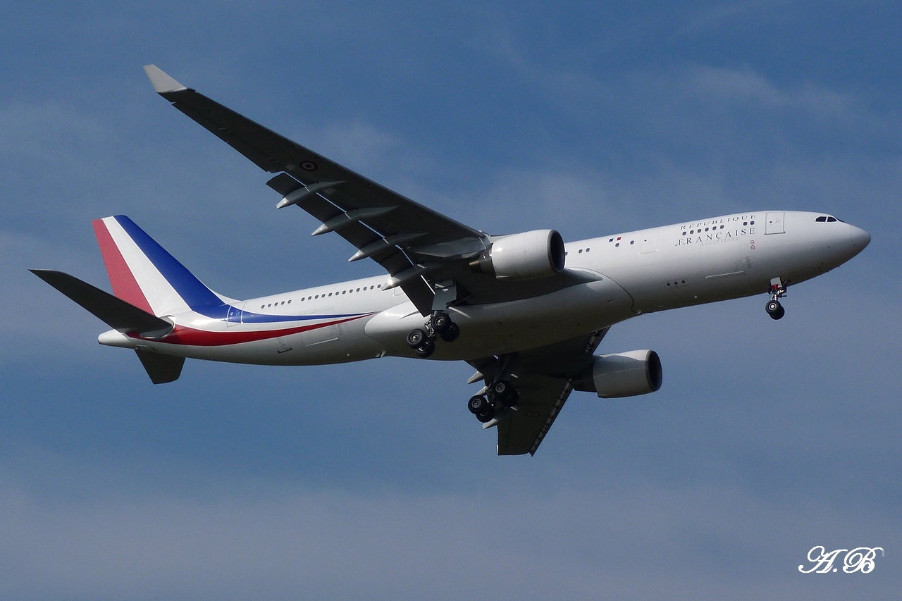 Spotting du 27/02/2012: Airbus A330-200 (F-RARF) "République Française"  1202270913461438369502671