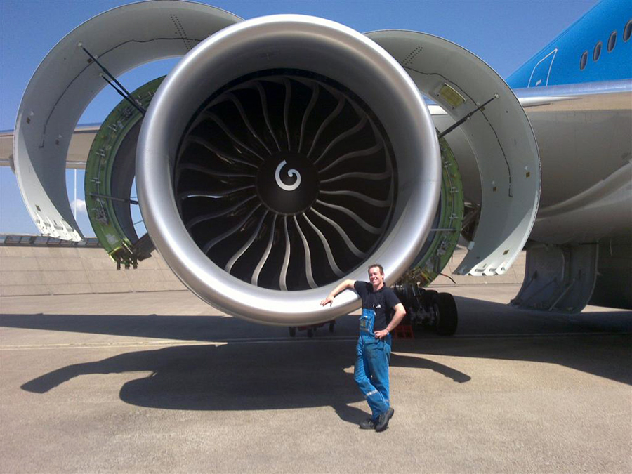 GE90_aircraft_engines small
