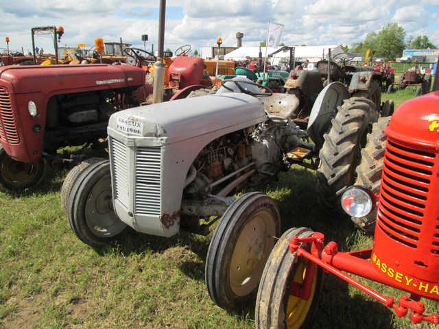 28 - Thimert-Gatelle : Exposition de tracteurs le 21/05/2017 17081009451421374015211772