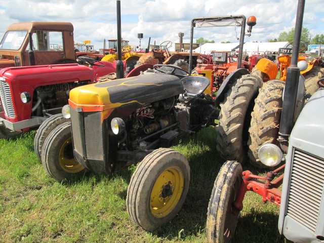 28 - Thimert-Gatelle : Exposition de tracteurs le 21/05/2017 17081009474421374015211779