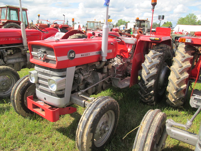 28 - Thimert-Gatelle : Exposition de tracteurs le 21/05/2017 17081009515221374015211793