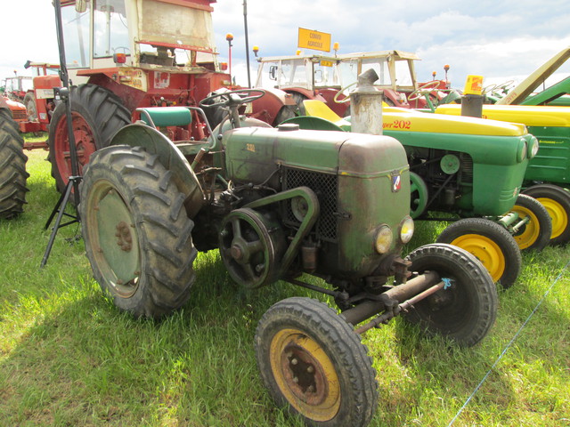 28 - Thimert-Gatelle : Exposition de tracteurs le 21/05/2017 17081010361021374015211885