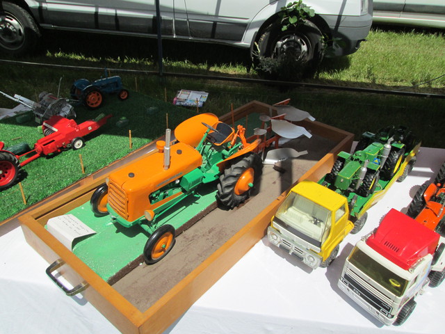 28 - Thimert-Gatelle : Exposition de tracteurs le 21/05/2017 17081011052021374015211924