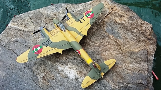 (Concours Désert) Mosquito Tamiya 1/72ème Album Tintin "Coke en stock" - Fin page 6! - Page 5 1711090913589736115361737