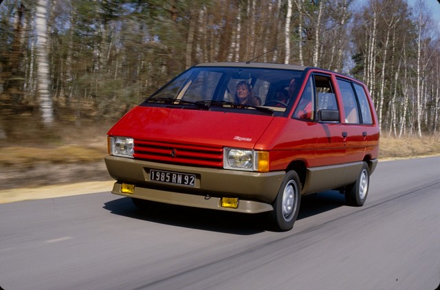 Depuis 120 ans, Renault facilite la vie de ses clients 180201064127788615527917