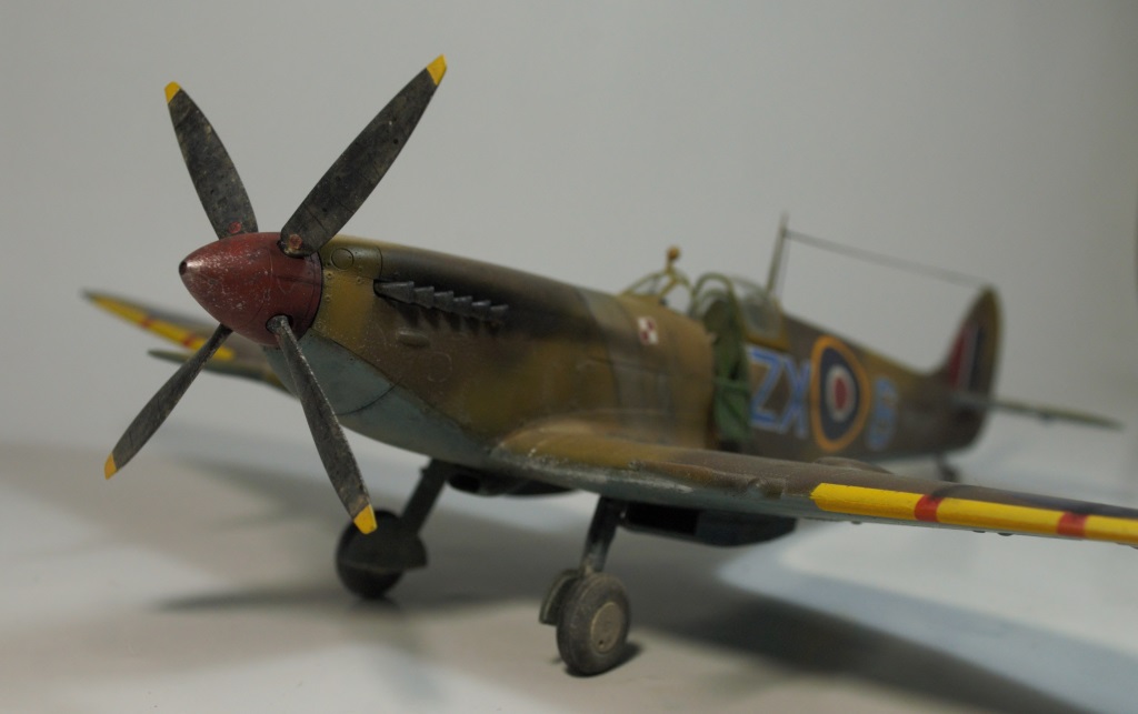 [Concours Désert] Spitfire Mk IXc "early" - Eduard 1/48 - Un avion polonais du "Cirque Skalski" dans le désert... - Page 3 18020607263122113415540640